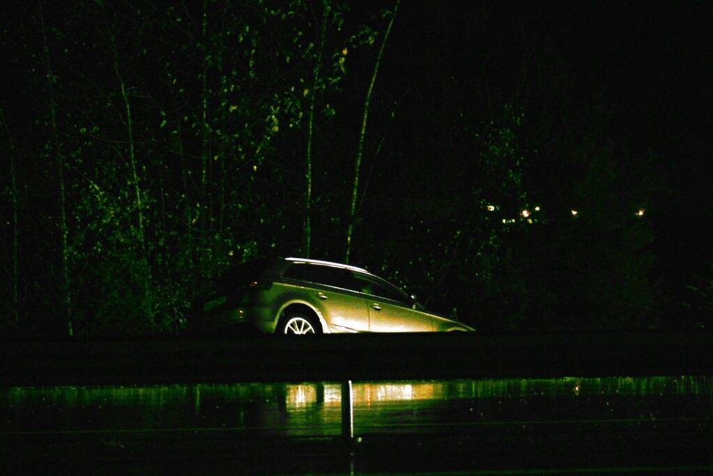 Auto belandt in berm naast snelweg