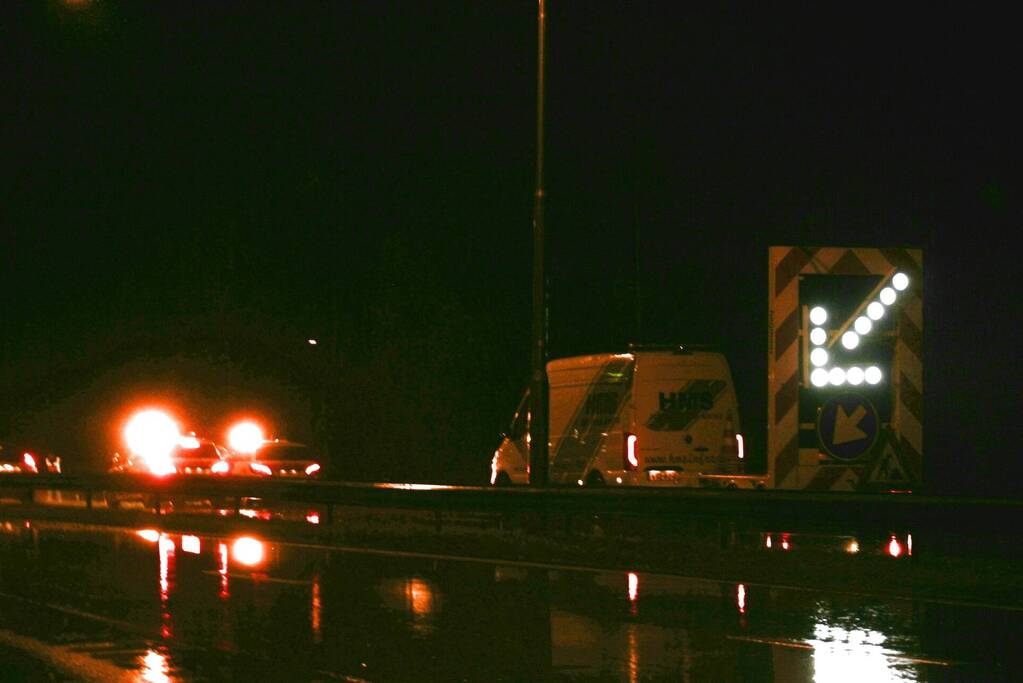 Auto belandt in berm naast snelweg