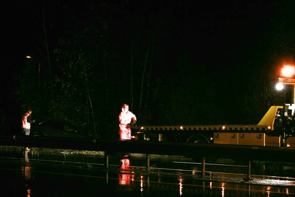 Auto belandt in berm naast snelweg