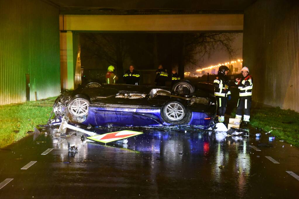 Automobilist verliest controle over stuur en maakt val van 17 meter met auto