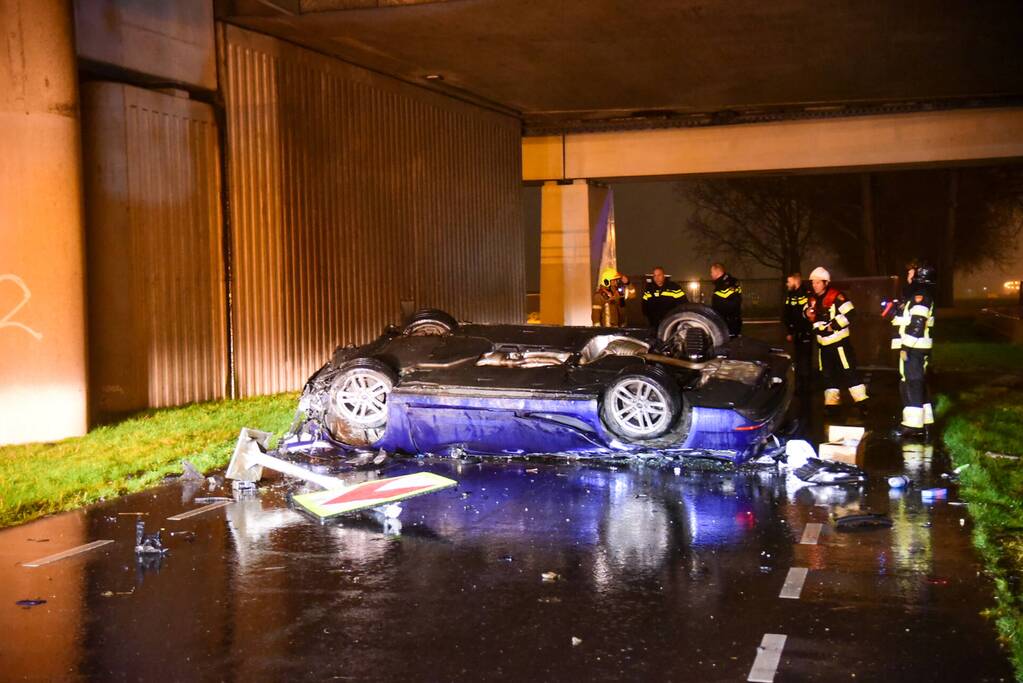 Automobilist verliest controle over stuur en maakt val van 17 meter met auto