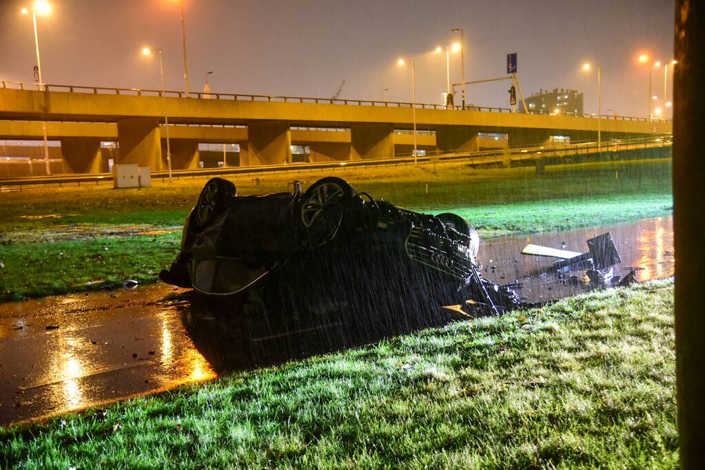 Automobilist verliest controle over stuur en maakt val van 17 meter met auto