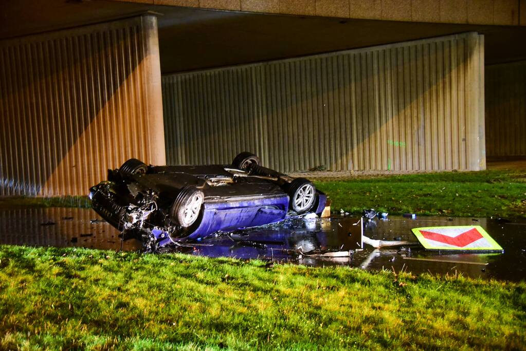 Automobilist verliest controle over stuur en maakt val van 17 meter met auto