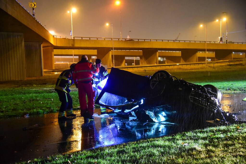 Automobilist verliest controle over stuur en maakt val van 17 meter met auto