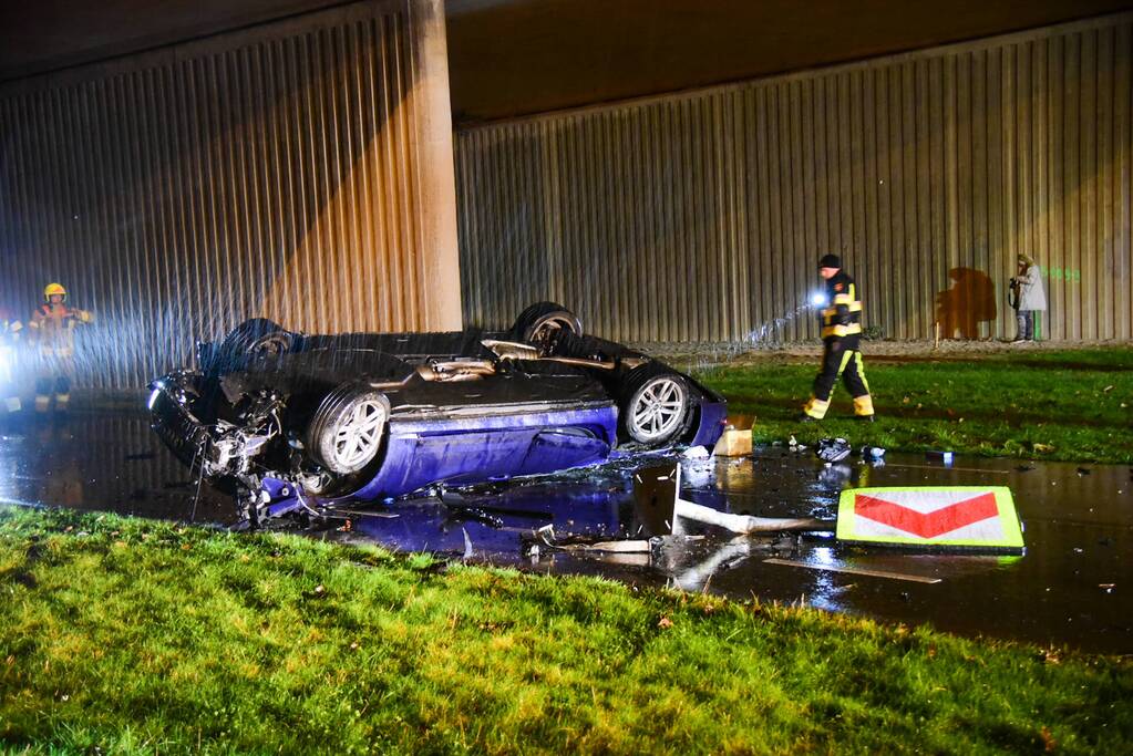 Automobilist verliest controle over stuur en maakt val van 17 meter met auto