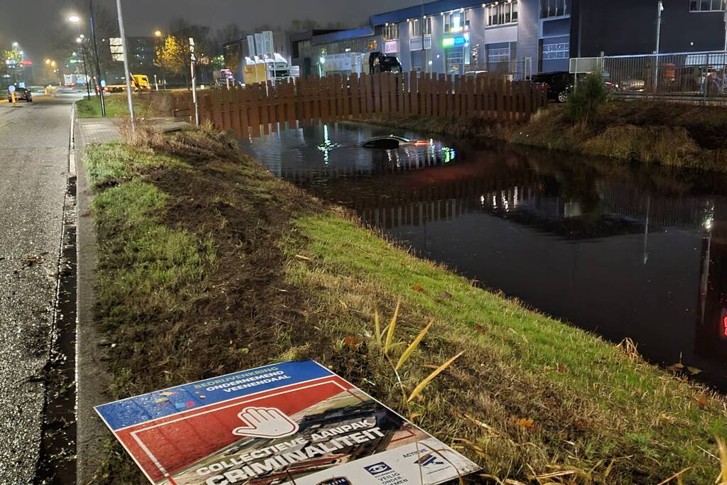 Automobilist verliest macht over het stuur en belandt in water