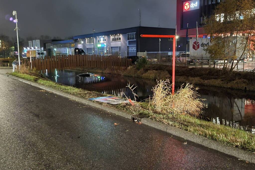 Automobilist verliest macht over het stuur en belandt in water