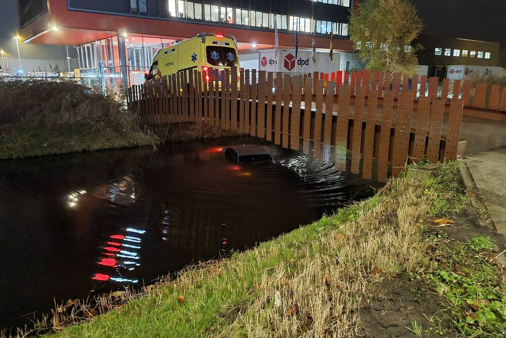 Automobilist verliest macht over het stuur en belandt in water