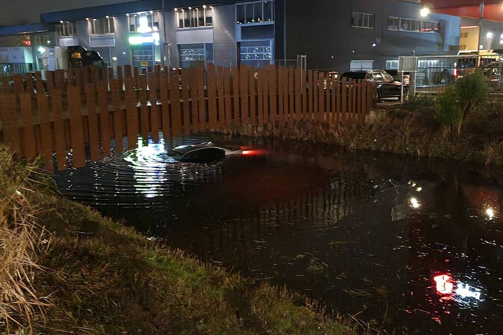Automobilist verliest macht over het stuur en belandt in water