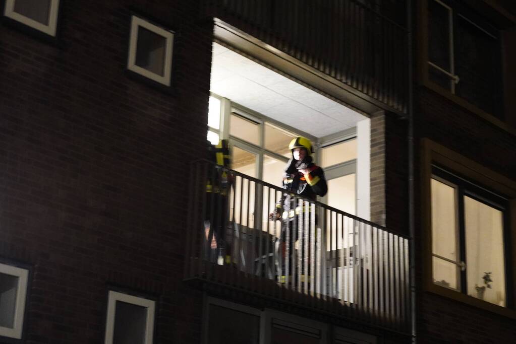 Brandweer blust brand op balkon