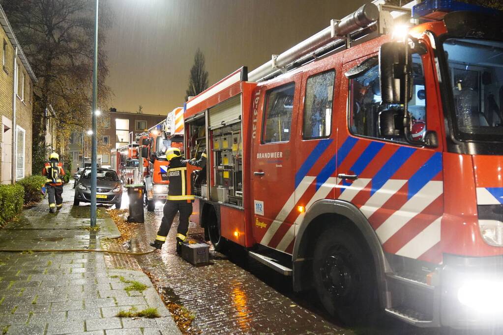 Brandweer blust brand op balkon