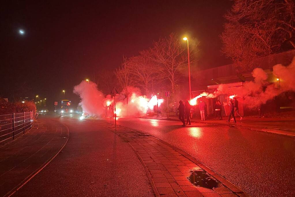 Supporters verwelkomen Cambuurspelers na winst