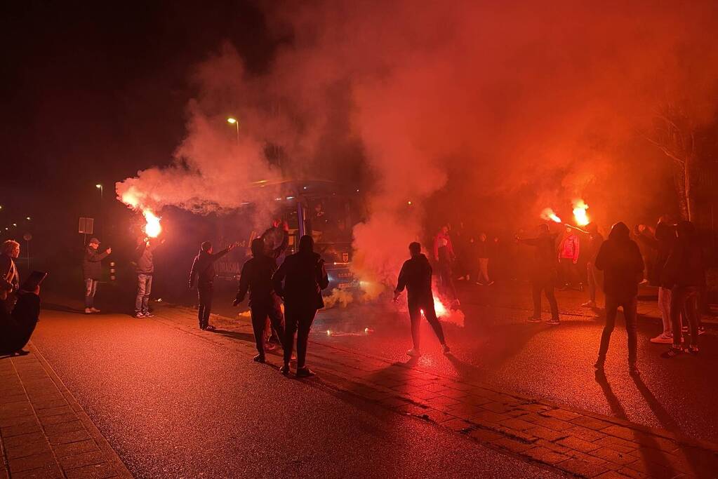 Supporters verwelkomen Cambuurspelers na winst