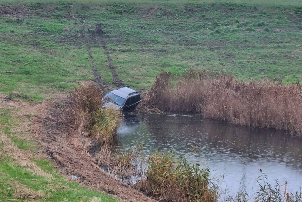 Auto rijdt van talud af en belandt in sloot