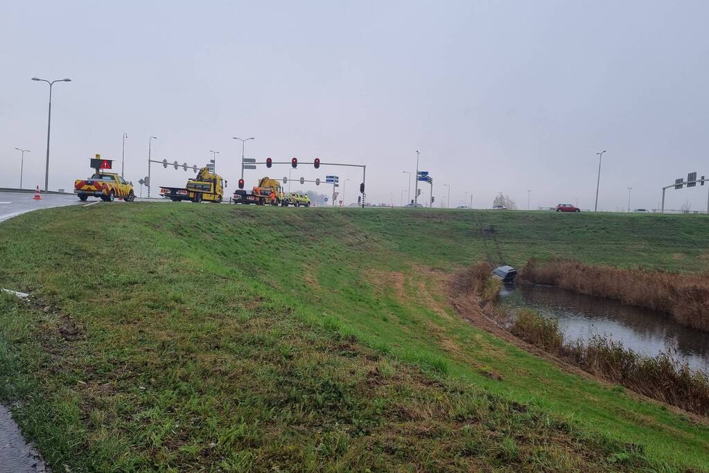 Auto rijdt van talud af en belandt in sloot