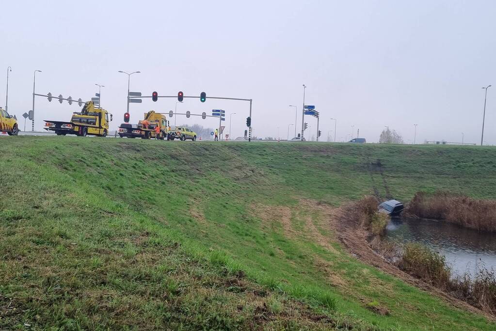 Auto rijdt van talud af en belandt in sloot