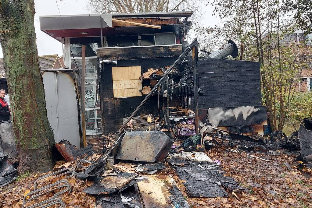 Brandweer verricht nabluswerkzaamheden bij afgebrande snackbar