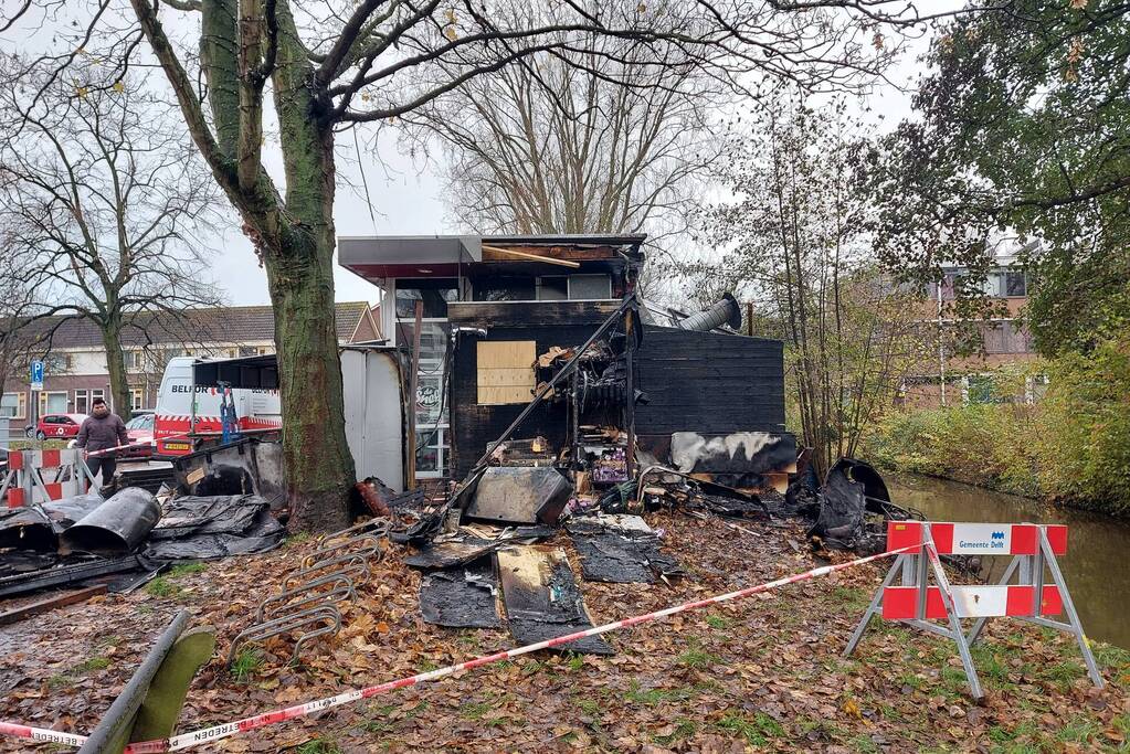 Brandweer verricht nabluswerkzaamheden bij afgebrande snackbar