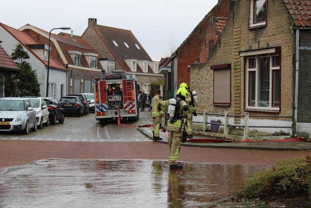 Brandweer blust schoorsteenbrand