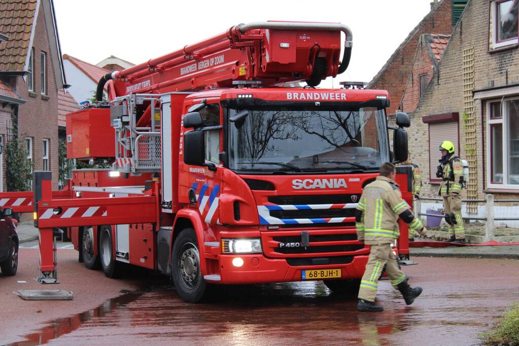 Brandweer blust schoorsteenbrand