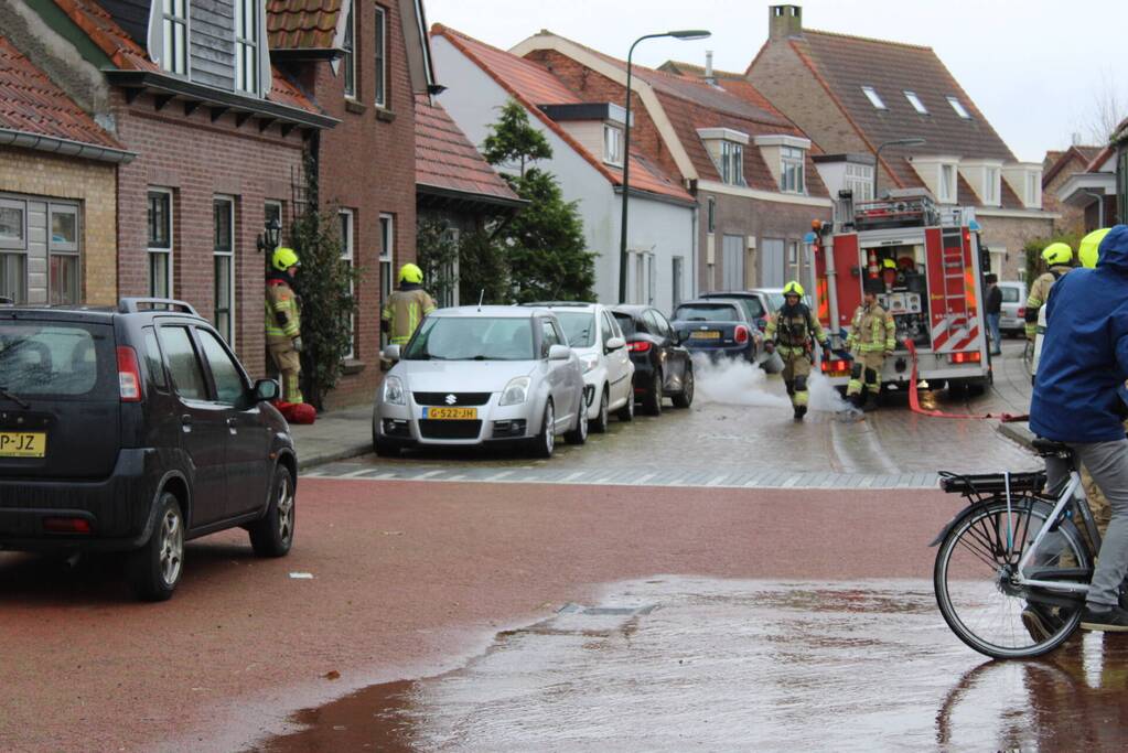 Brandweer blust schoorsteenbrand