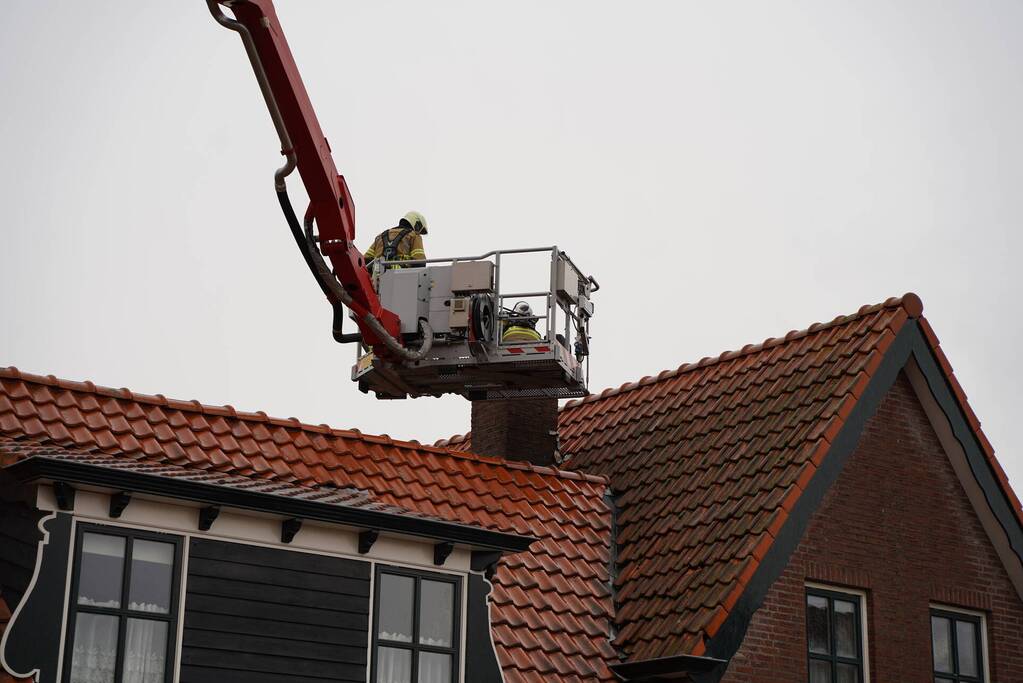 Brandweer blust schoorsteenbrand