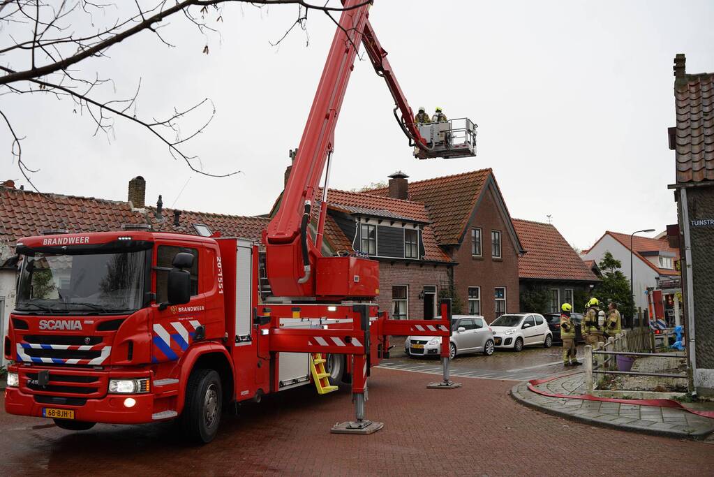 Brandweer blust schoorsteenbrand