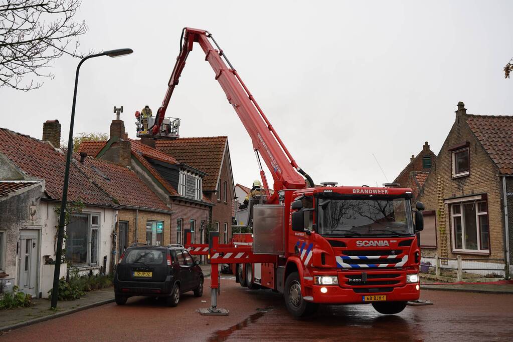 Brandweer blust schoorsteenbrand