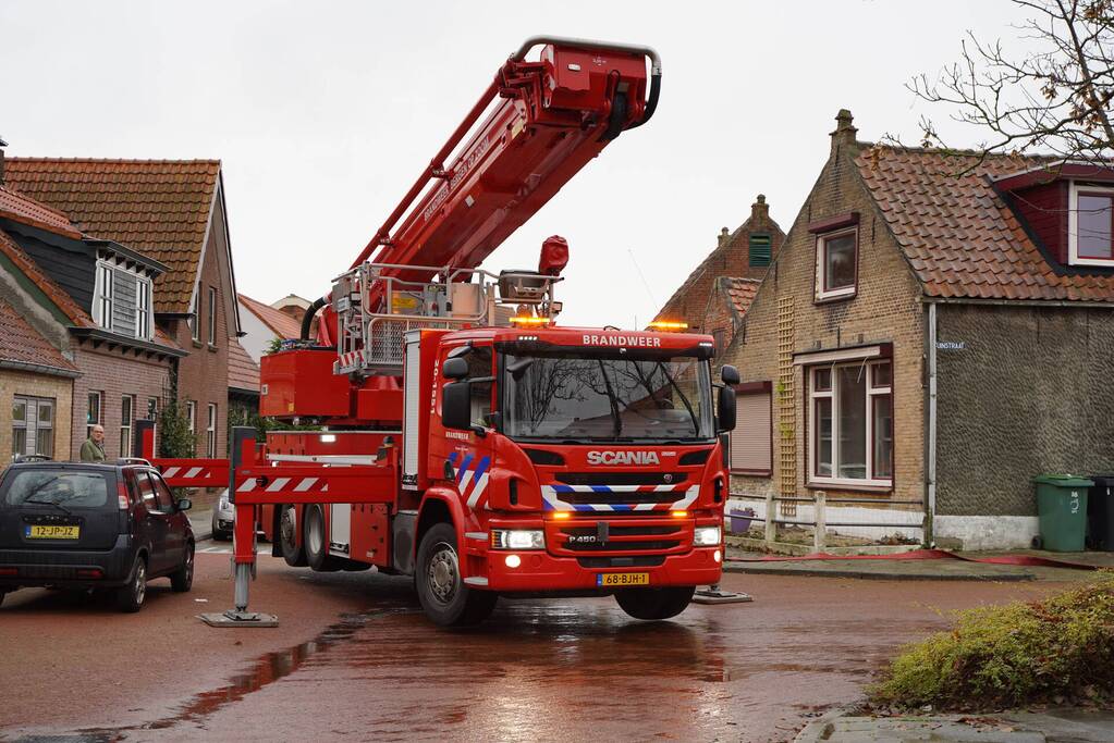 Brandweer blust schoorsteenbrand