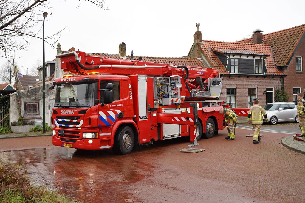 Brandweer blust schoorsteenbrand