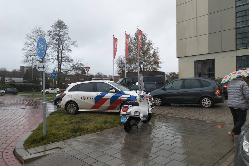 Scooterrijdster gewond bij aanrijding met auto