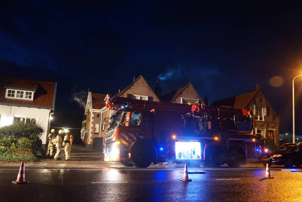 Brandweer dooft brand in schoorsteen van woning