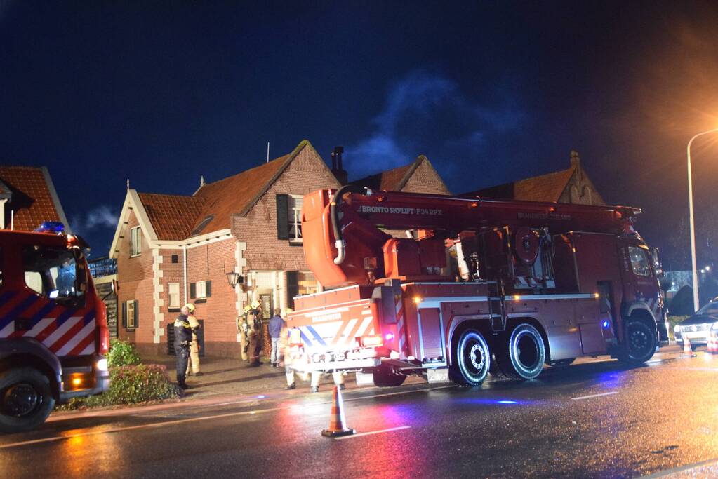 Brandweer dooft brand in schoorsteen van woning