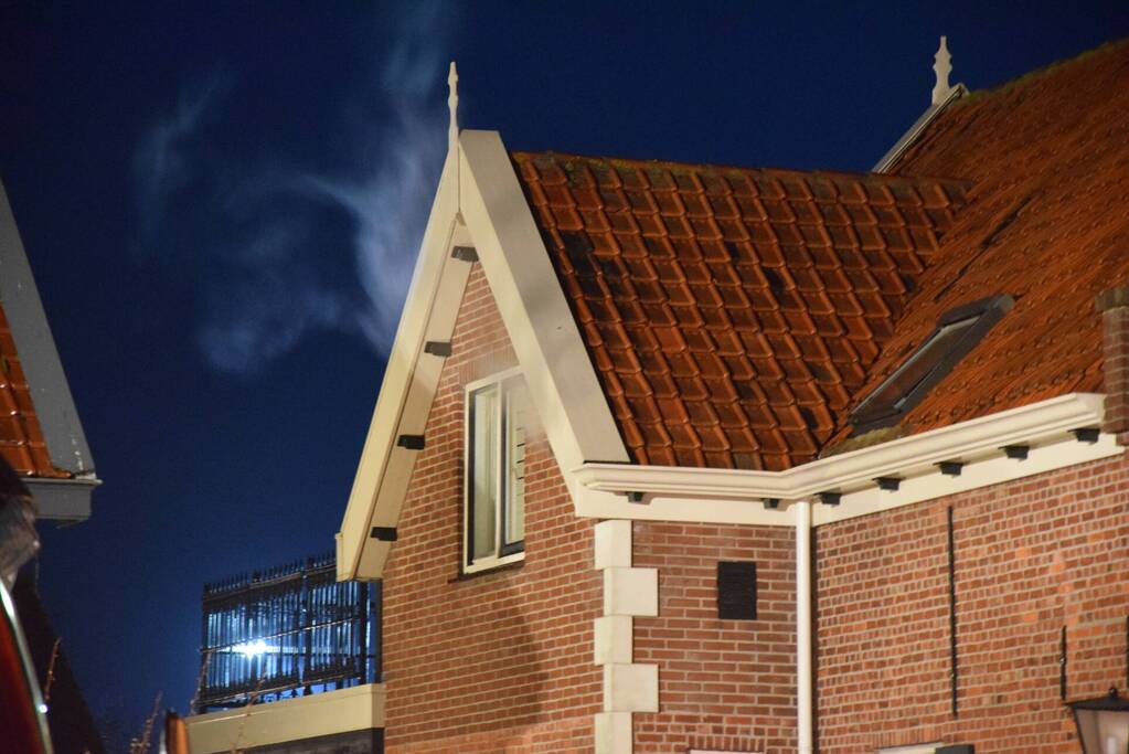 Brandweer dooft brand in schoorsteen van woning