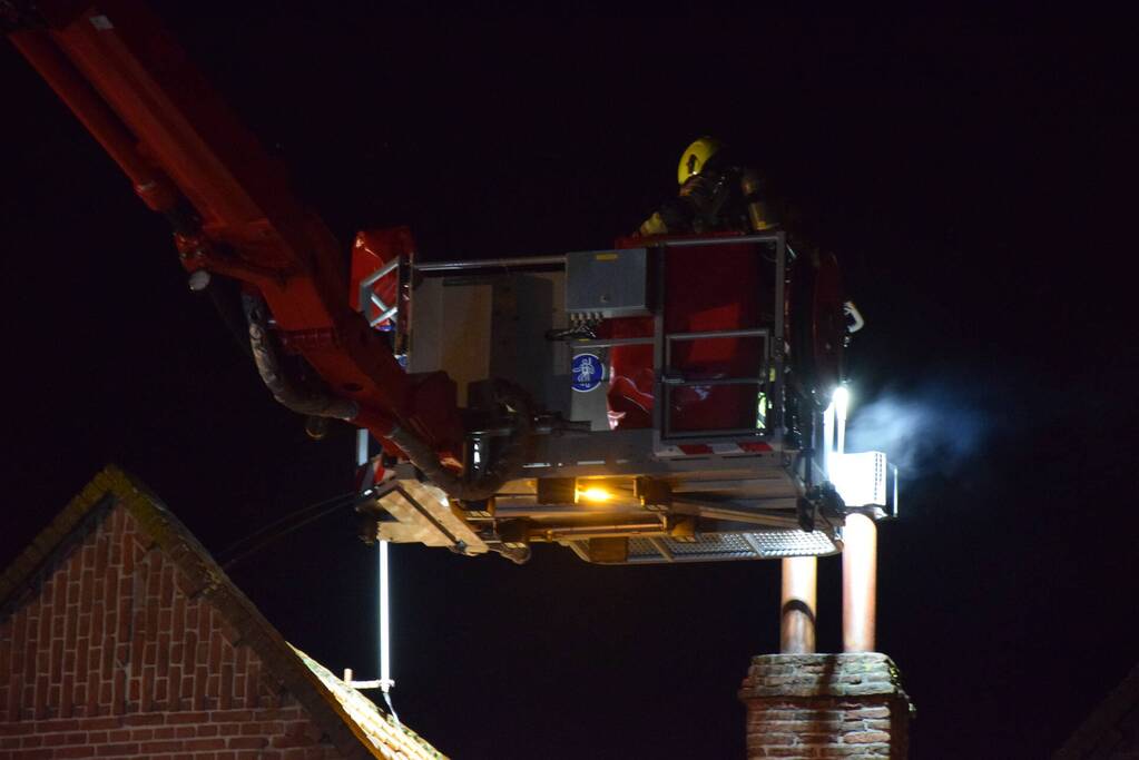 Brandweer dooft brand in schoorsteen van woning