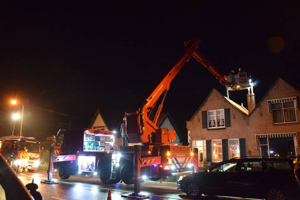 Brandweer dooft brand in schoorsteen van woning