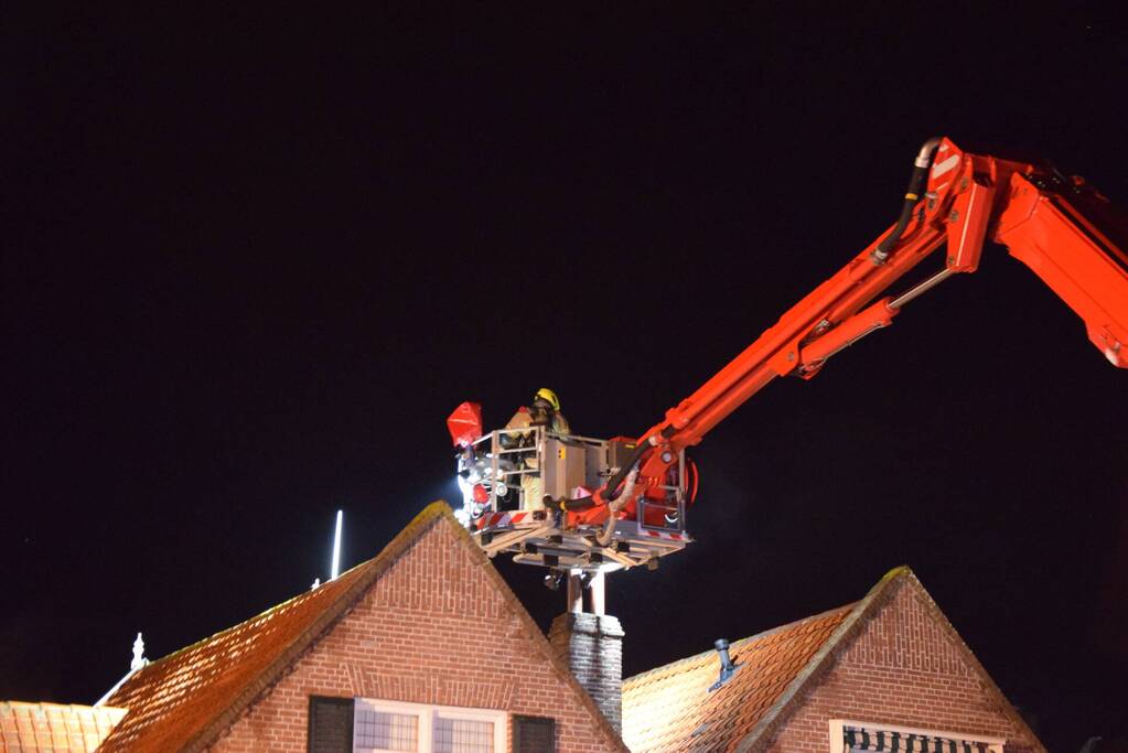 Brandweer dooft brand in schoorsteen van woning