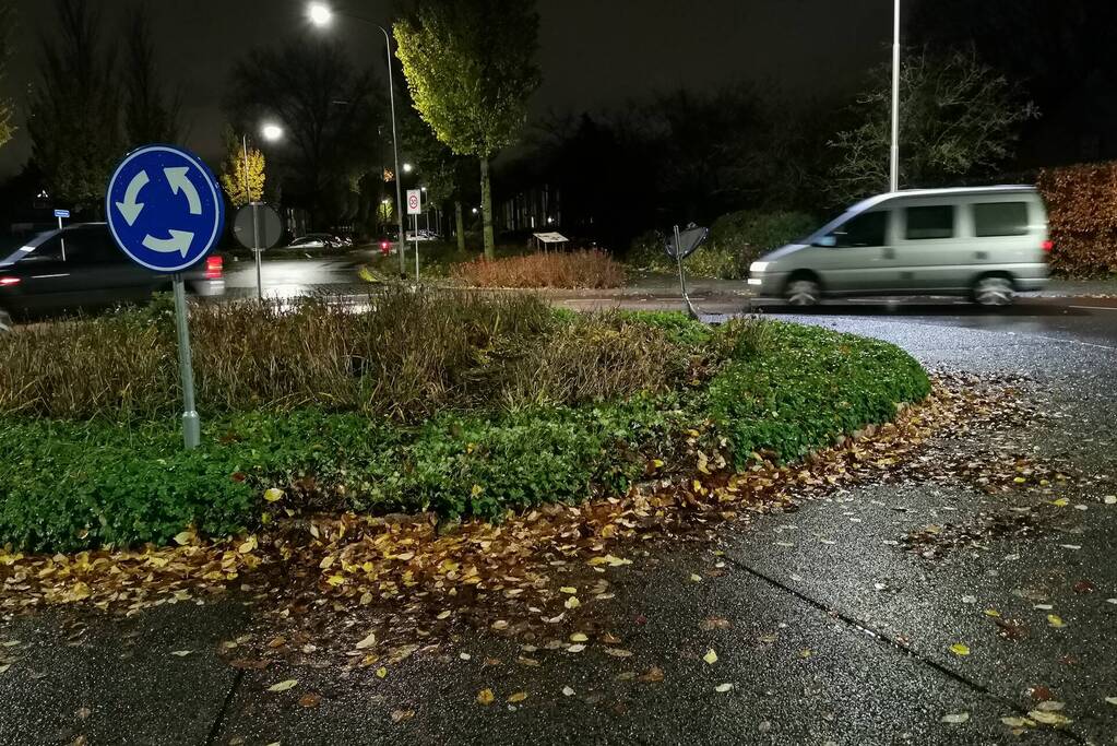 Automobilist rijdt rechtdoor rotonde over en vlucht