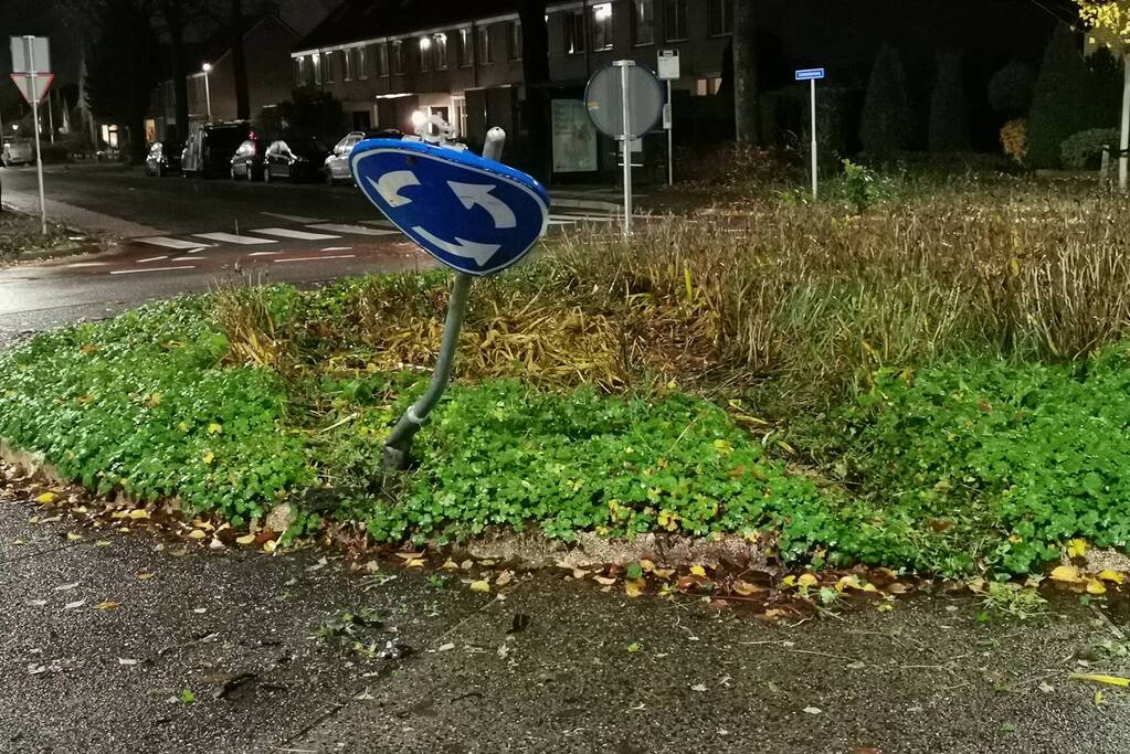 Automobilist rijdt rechtdoor rotonde over en vlucht