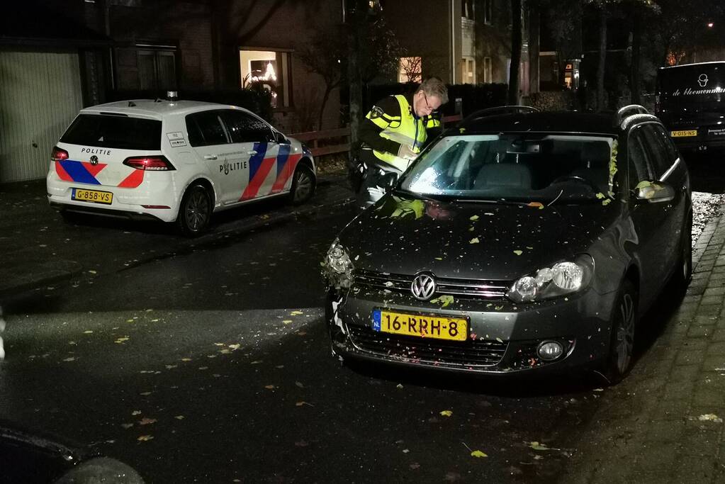 Automobilist rijdt rechtdoor rotonde over en vlucht