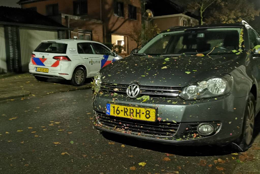 Automobilist rijdt rechtdoor rotonde over en vlucht