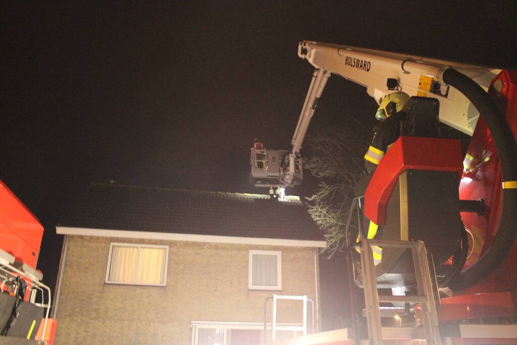 Brandweer blust brand in schoorsteen van woning