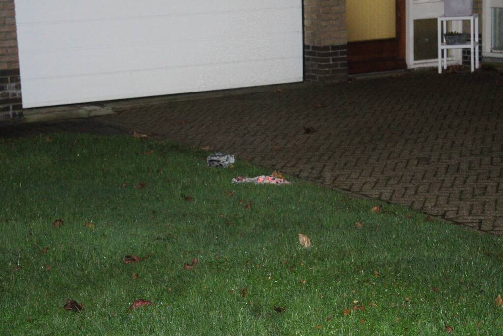 Brandweer blust brand in schoorsteen van woning