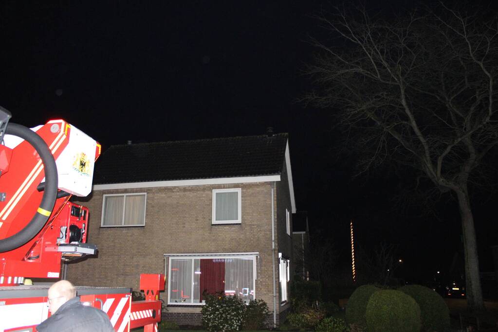 Brandweer blust brand in schoorsteen van woning