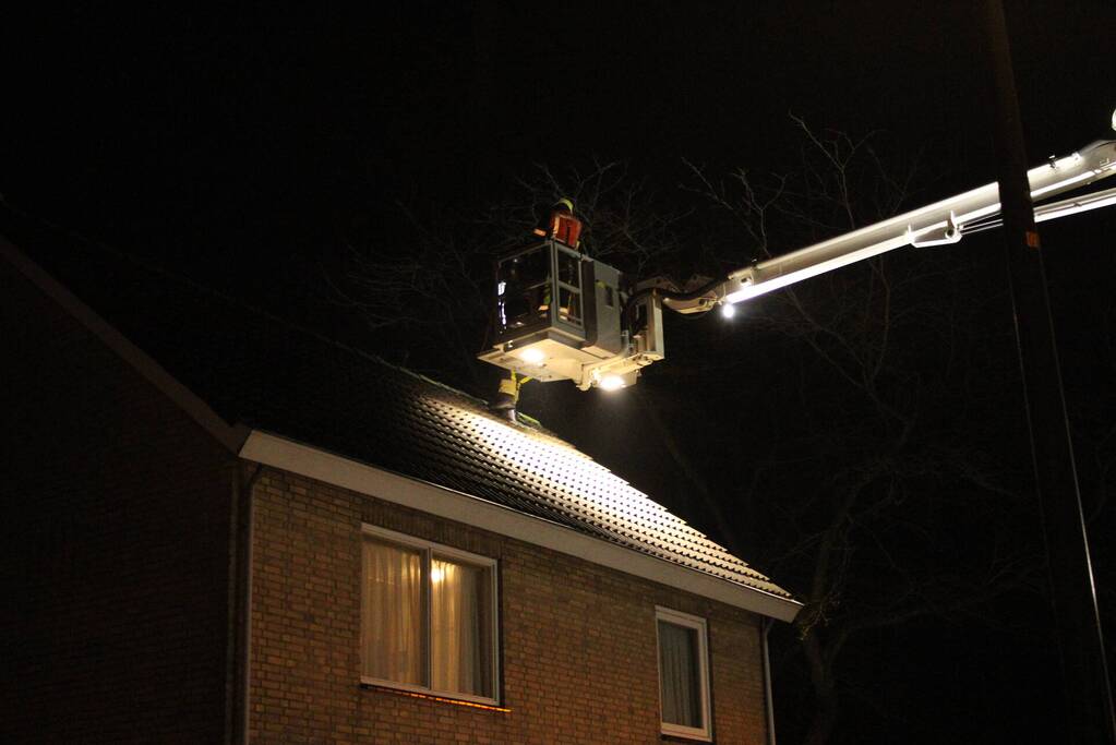Brandweer blust brand in schoorsteen van woning