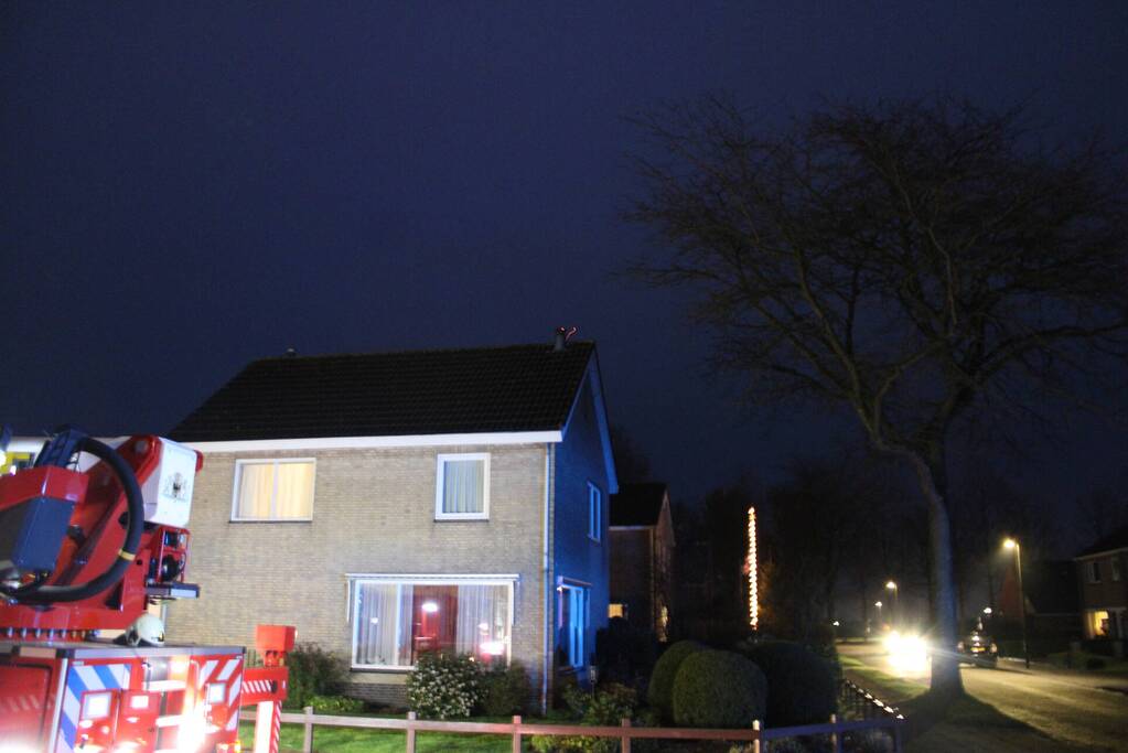 Brandweer blust brand in schoorsteen van woning