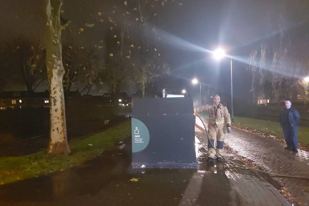 Brand blust brand in afvalcontainer