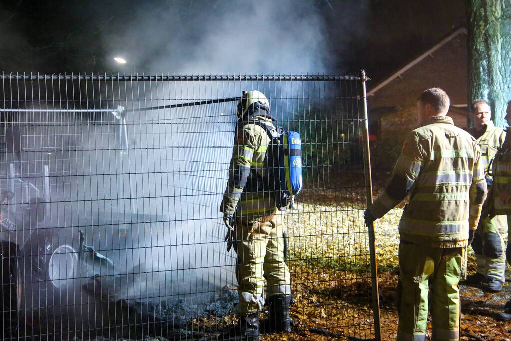 Veel rookontwikkeling door brand in dixi