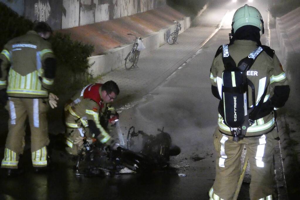 Bromfiets verwoest door brand