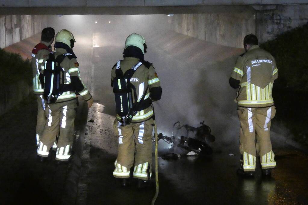 Bromfiets verwoest door brand